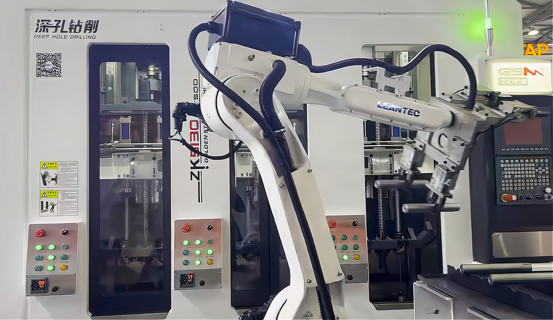 ZK5120×6/500 倒立六軸深孔鉆床配置六軸機(jī)器人，加工新能源電機(jī)軸單機(jī)自動(dòng)化